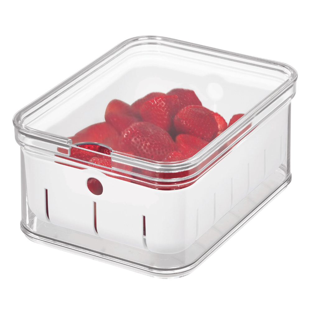 Doorzichtige plastic doos met aardbeien op een witte achtergrond.
