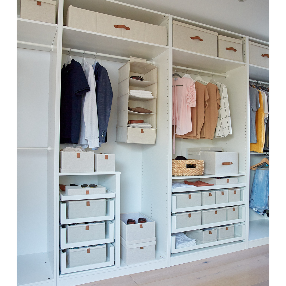 Een overzichtelijke witte kledingkast met planken, lades en hangruimte. De PREMIUM opbergbox van Love it Store it in beige – ideaal om onder je bed op te bergen – houdt je kleding netjes en benut de ruimte optimaal voor een opgeruimde look.