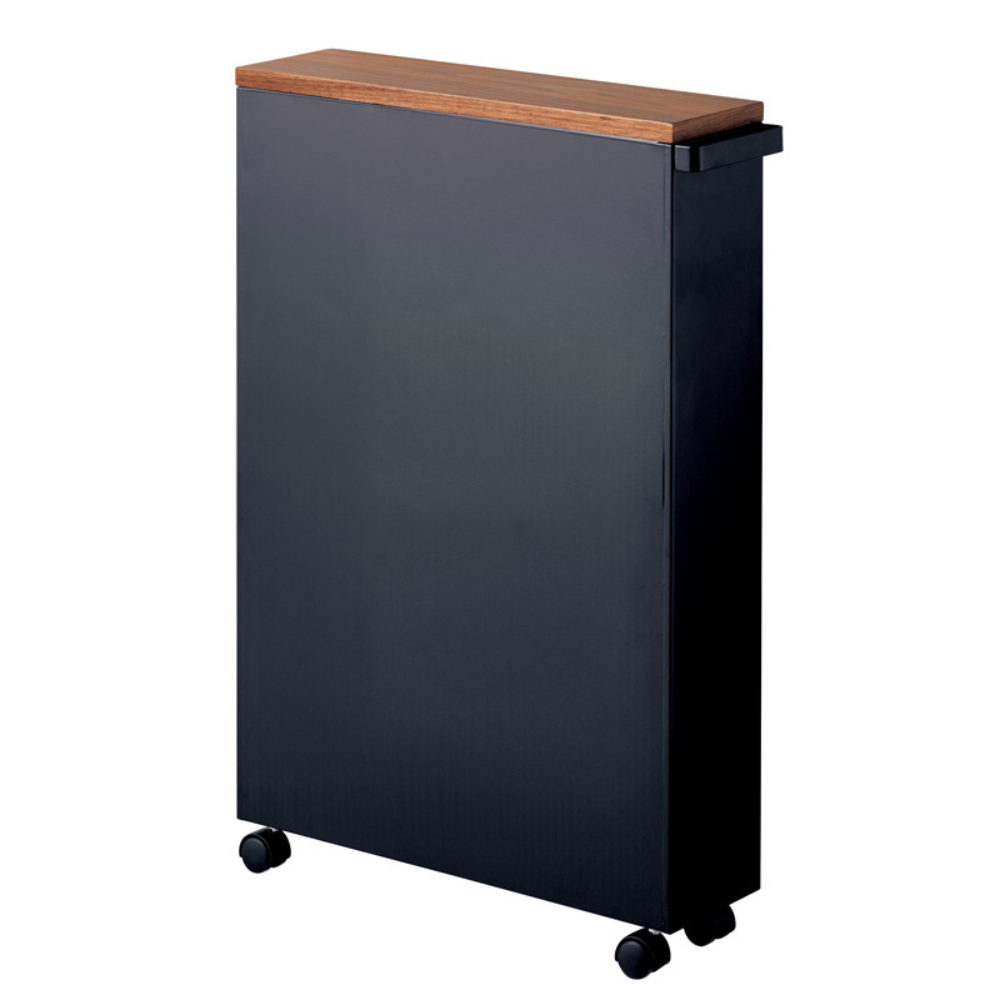 De TOWER opbergwagen met handgreep van YAMAZAKI in zwart valt op door zijn strakke ontwerp, houten blad en wieltjes – de ideale oplossing voor een flexibele indeling in de badkamer.