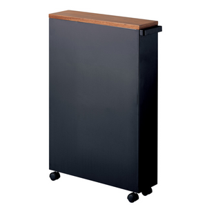 De TOWER opbergwagen met handgreep van YAMAZAKI in zwart valt op door zijn strakke ontwerp, houten blad en wieltjes – de ideale oplossing voor een flexibele indeling in de badkamer.