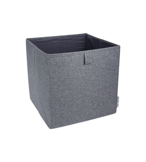 De SOFT opbergbox CUBE - Grijs van Bigso is een grijze opbergkubus van stof met een klein handvat aan de voorkant, die leeg is afgebeeld tegen een eenvoudige witte achtergrond.