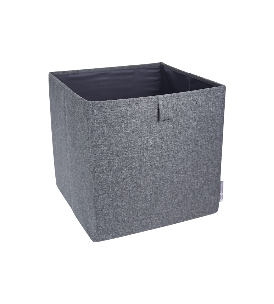 De SOFT opbergbox CUBE - Grijs van Bigso is een grijze opbergkubus van stof met een klein handvat aan de voorkant, die leeg is afgebeeld tegen een eenvoudige witte achtergrond.
