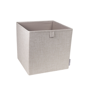 De SOFT opbergbox CUBE van Bigso is afgebeeld in beige met een handvat aan de voorkant, leeg tegen een witte achtergrond. Deze opvouwbare opbergkubus heeft een eenvoudig, minimalistisch ontwerp.