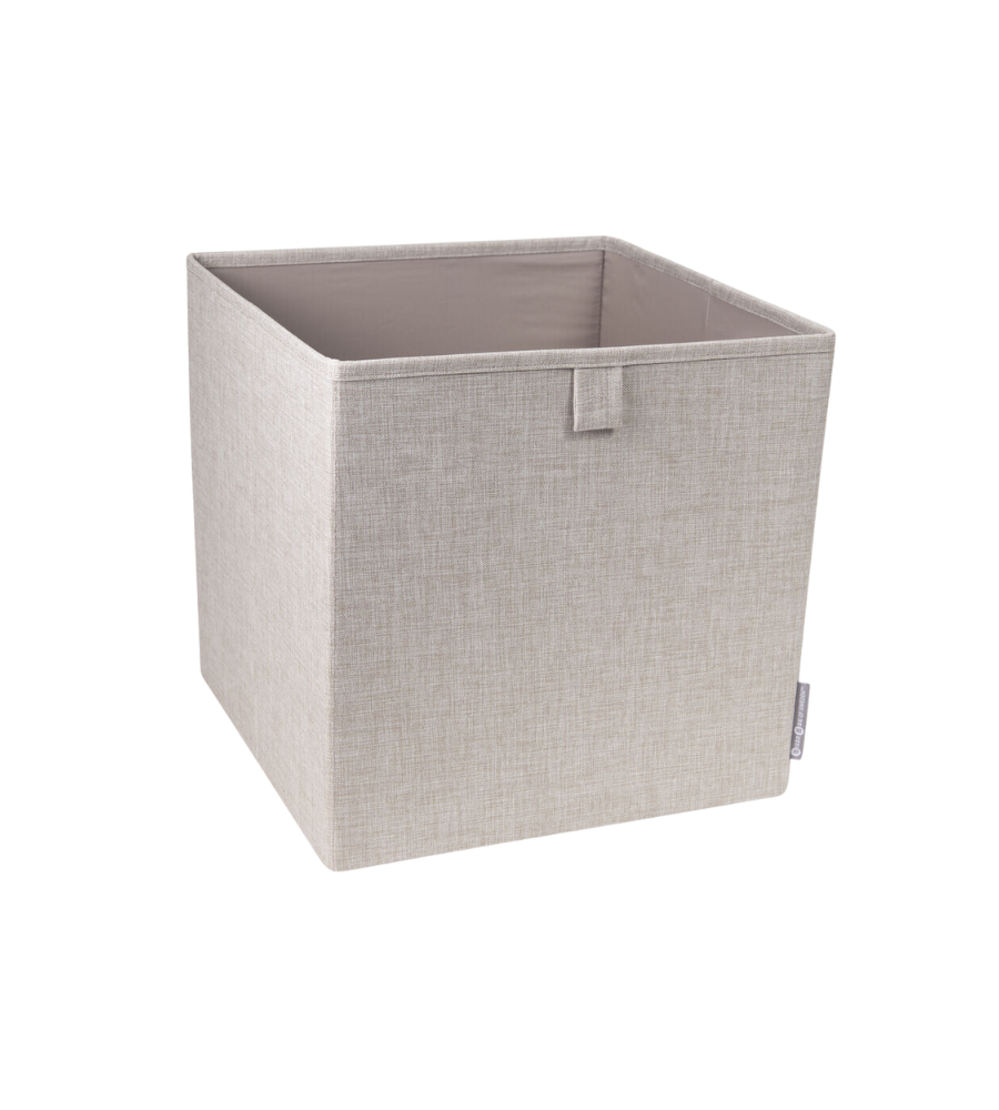 De SOFT opbergbox CUBE van Bigso is afgebeeld in beige met een handvat aan de voorkant, leeg tegen een witte achtergrond. Deze opvouwbare opbergkubus heeft een eenvoudig, minimalistisch ontwerp.