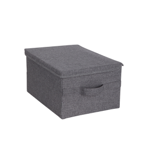 De Bigso SOFT opbergbox Grijs M (40x30x22 cm) is een rechthoekige opbergbox van grijze stof met een deksel en een handvat aan de voorkant. Hij is opvouwbaar voor eenvoudig opbergen en stapelbaar om ruimte te besparen, afgebeeld op een eenvoudige witte achtergrond.