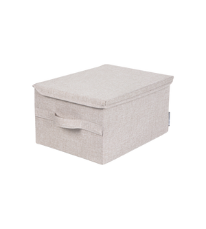 De SOFT opbergbox Beige M van Bigso (40x30x22 cm) van stof, met deksel en handvat aan de voorkant, is opvouwbaar, stapelbaar en te zien op een eenvoudige witte achtergrond.