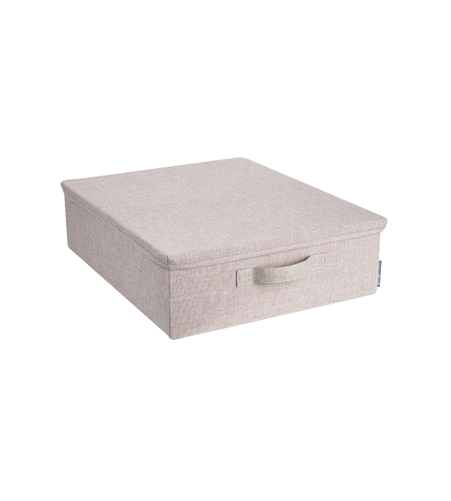 De SOFT opbergbox Beige van Bigso, ontworpen om onder het bed te bewaren, heeft een deksel en een handvat aan de voorkant. Afgebeeld op een effen witte achtergrond.