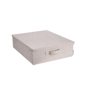 De SOFT opbergbox Beige van Bigso, ontworpen om onder het bed te bewaren, heeft een deksel en een handvat aan de voorkant. Afgebeeld op een effen witte achtergrond.