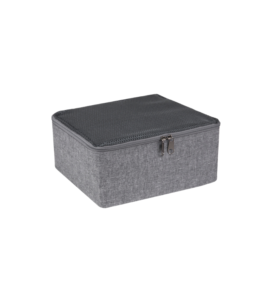 De Bigso TRAVEL Organizer S - Grijs is een grijze, rechthoekige opbergbox van stof met een deksel van gaas met ritssluiting, die ideaal is om je spullen in op te bergen en is afgebeeld tegen een eenvoudige witte achtergrond.
