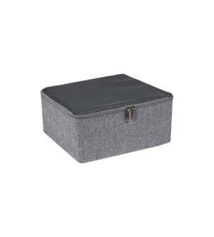De Bigso TRAVEL Organizer S - Grijs is een grijze, rechthoekige opbergbox van stof met een deksel van gaas met ritssluiting, die ideaal is om je spullen in op te bergen en is afgebeeld tegen een eenvoudige witte achtergrond.