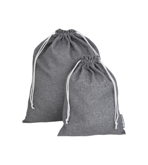 Twee grijze stoffen tassen TRAVEL waszak Grijs - 2 stuks van Bigso staan rechtop tegen een witte achtergrond, met witte trekkoorden en een minimalistisch ontwerp – de ideale metgezellen voor je wasgoed op reis.