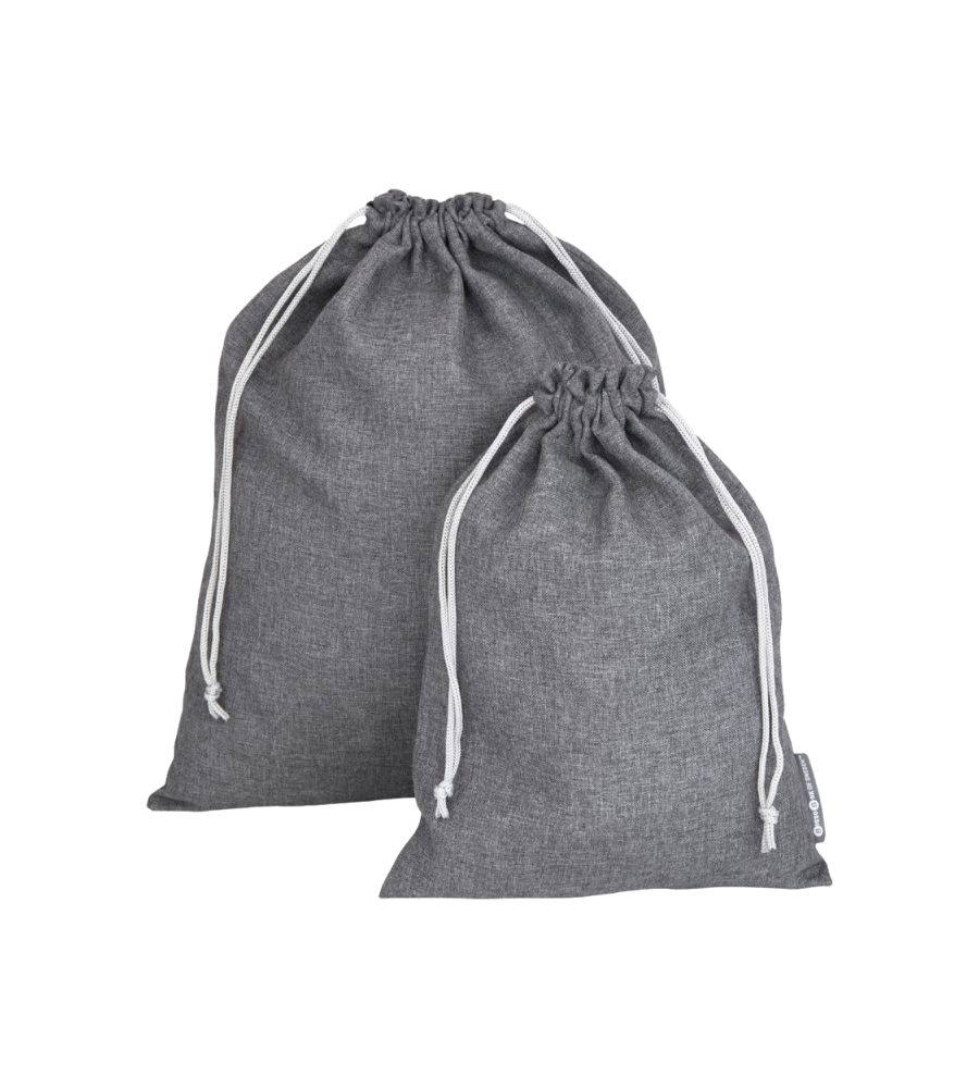 Twee grijze stoffen tassen TRAVEL waszak Grijs - 2 stuks van Bigso staan rechtop tegen een witte achtergrond, met witte trekkoorden en een minimalistisch ontwerp – de ideale metgezellen voor je wasgoed op reis.