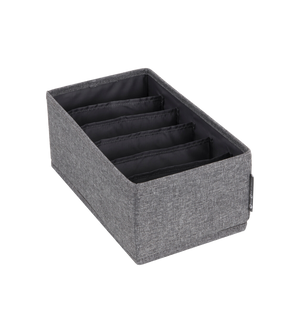 De Bigso SOFT Organizer Grijs – 6 vakken smal is een rechthoekige, opvouwbare organizer van grijze stof met zes vakken, ideaal voor het opbergen van kleding of accessoires.