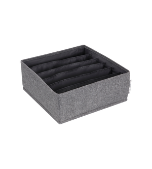 De Bigso SOFT Organizer Grijs – 6 vakken breed is een grijze opbergbox van stof met zes zwarte scheidingswanden, perfect als opbergbox voor ondergoed of om kleding en accessoires te ordenen. De vierkante box heeft een open bovenkant, zodat je er makkelijk bij kunt.