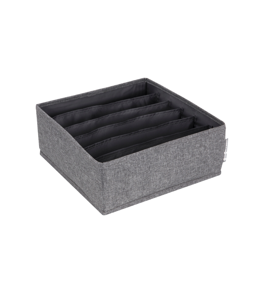 De Bigso SOFT Organizer Grijs – 6 vakken breed is een grijze opbergbox van stof met zes zwarte scheidingswanden, perfect als opbergbox voor ondergoed of om kleding en accessoires te ordenen. De vierkante box heeft een open bovenkant, zodat je er makkelijk bij kunt.