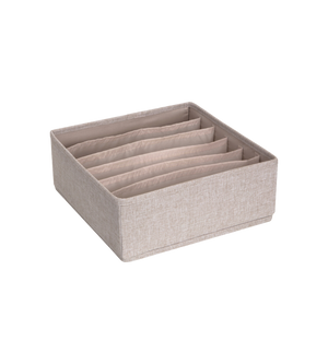 De Bigso SOFT Organizer Beige – 6 vakken breed is een vierkante stoffen organizer met zes brede vakken om sokken of accessoires in te sorteren; hij is opvouwbaar en kan gemakkelijk worden opgeborgen als je hem niet gebruikt.