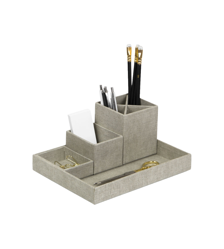 De beige LENA-bureaumaker – linnen canvas van Bigso heeft vakjes voor pennen, penselen, notitiekaartjes, gouden paperclips en scharen, en zorgt zo voor een stijlvolle orde op het bureau tegen een eenvoudige witte achtergrond.