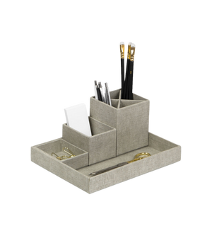 De beige LENA-bureaumaker – linnen canvas van Bigso heeft vakjes voor pennen, penselen, notitiekaartjes, gouden paperclips en scharen, en zorgt zo voor een stijlvolle orde op het bureau tegen een eenvoudige witte achtergrond.