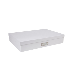 De Bigso SVERKER opbergdoos A3 in wit is een strakke, witte opbergdoos met een opzetdeksel en een metalen etikethouder aan de voorkant. Hij is perfect als opbergdoos voor je thuiskantoor om documenten netjes te ordenen. Afgebeeld op een witte achtergrond.