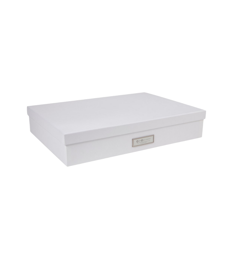 De Bigso SVERKER opbergdoos A3 in wit is een strakke, witte opbergdoos met een opzetdeksel en een metalen etikethouder aan de voorkant. Hij is perfect als opbergdoos voor je thuiskantoor om documenten netjes te ordenen. Afgebeeld op een witte achtergrond.