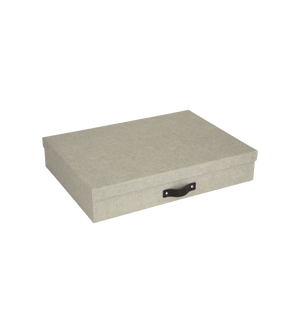 De Bigso SVERKER opbergdoos A3 van beige linnen met een opzetdeksel en een zwarte handgreep aan de voorkant is ideaal voor het opbergen van documenten in je thuiskantoor. Afgebeeld tegen een eenvoudige witte achtergrond.