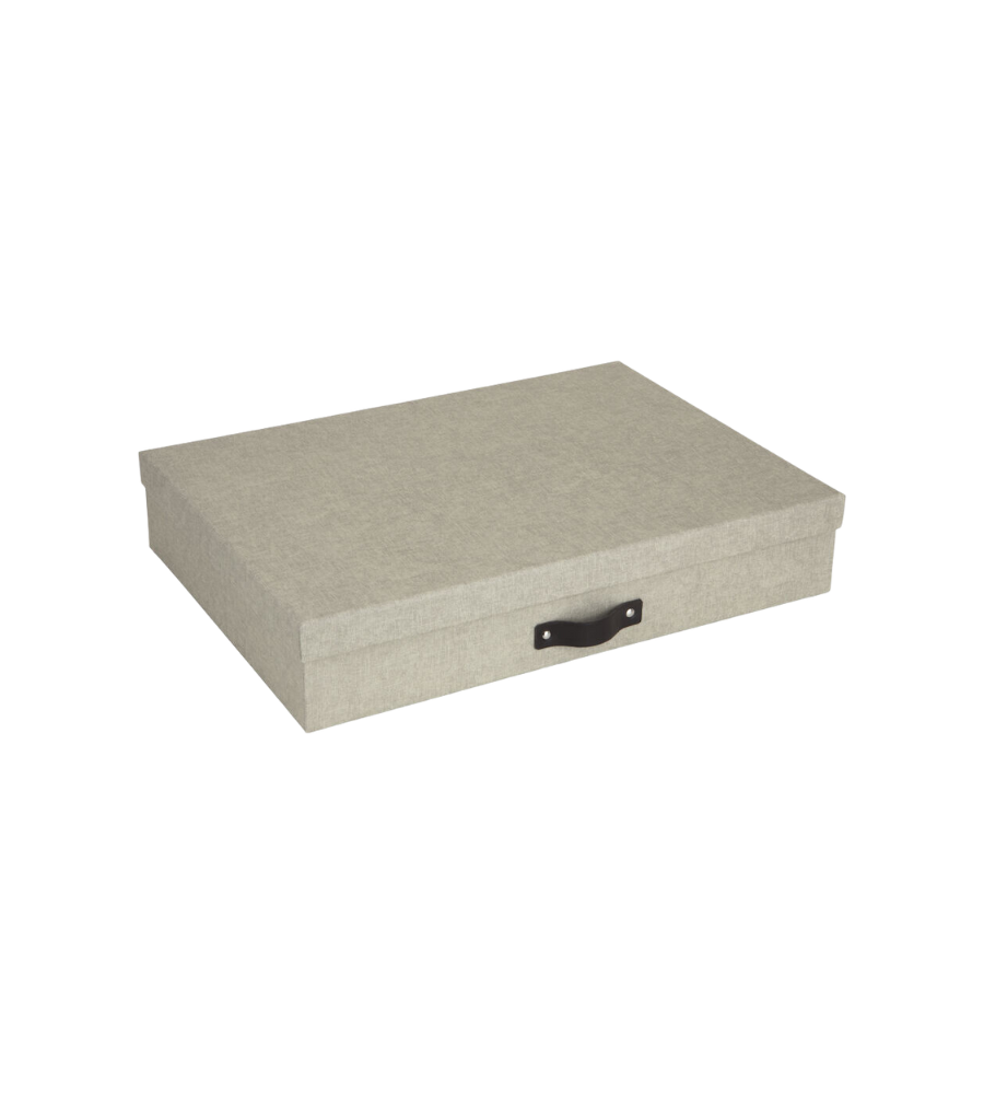 De Bigso SVERKER opbergdoos A3 van beige linnen met een opzetdeksel en een zwarte handgreep aan de voorkant is ideaal voor het opbergen van documenten in je thuiskantoor. Afgebeeld tegen een eenvoudige witte achtergrond.