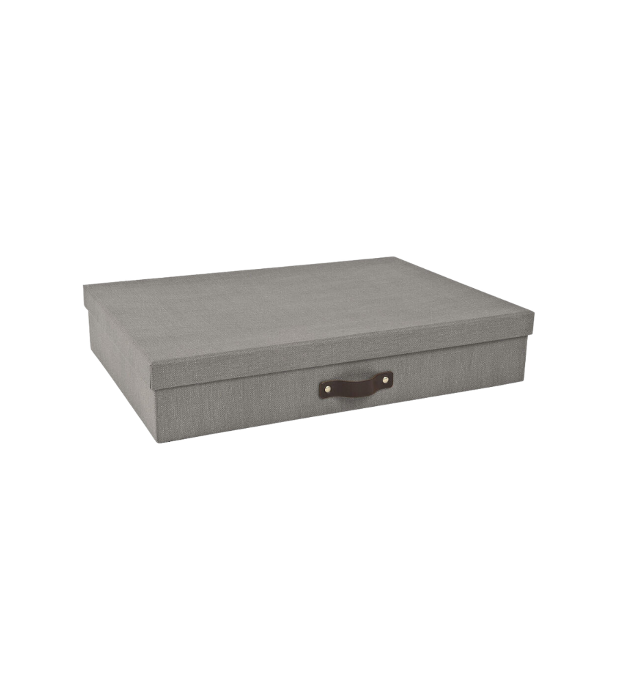 De Bigso SVERKER opbergbox A3 in grijs canvas is een rechthoekige opbergbox met een opzetdeksel en een zwarte handgreep, ideaal voor het opbergen van documenten, afgebeeld tegen een eenvoudige witte achtergrond.