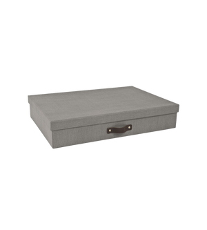 De Bigso SVERKER opbergbox A3 in grijs canvas is een rechthoekige opbergbox met een opzetdeksel en een zwarte handgreep, ideaal voor het opbergen van documenten, afgebeeld tegen een eenvoudige witte achtergrond.
