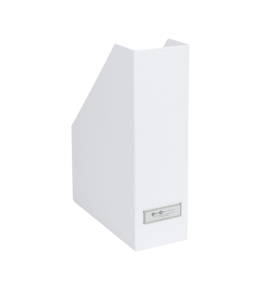 De VIKTORIA staande tijdschriftenhouder in wit van Bigso is een staande tijdschriftenhouder met een etikettenhouder aan de voorkant om makkelijk een label op te plakken, perfect voor het opbergen van A4-documenten. Hier afgebeeld tegen een witte achtergrond.