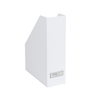 De VIKTORIA staande tijdschriftenhouder in wit van Bigso is een staande tijdschriftenhouder met een etikettenhouder aan de voorkant om makkelijk een label op te plakken, perfect voor het opbergen van A4-documenten. Hier afgebeeld tegen een witte achtergrond.