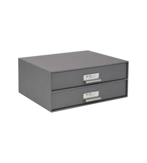 Grijze kartonnen lade-box met metalen labels om je kantoor op orde te houden.