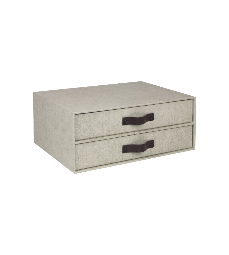 De BIRGER ladenbox met 2 vakken - linnen canvas van Bigso is een rechthoekige, beige stoffen ladenbox met zwarte handgrepen, die precies het juiste formaat heeft voor een A4-documentenbox. Dankzij het stapelbare ontwerp zorg je voor een opgeruimde opbergruimte tegen elke eenvoudige witte achtergrond.