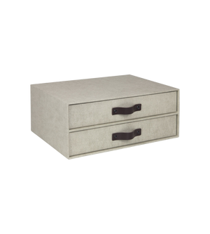 De BIRGER ladenbox met 2 vakken - linnen canvas van Bigso is een rechthoekige, beige stoffen ladenbox met zwarte handgrepen, die precies het juiste formaat heeft voor een A4-documentenbox. Dankzij het stapelbare ontwerp zorg je voor een opgeruimde opbergruimte tegen elke eenvoudige witte achtergrond.