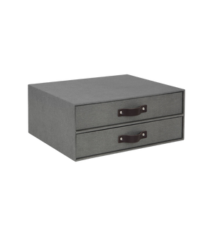 De Bigso BIRGER ladekast met 2 vakken in grijs canvas heeft twee lades en donkere leren handgrepen en is ideaal als bureau-organizer. De rechthoekige A4-kast is afgebeeld tegen een eenvoudige witte achtergrond.