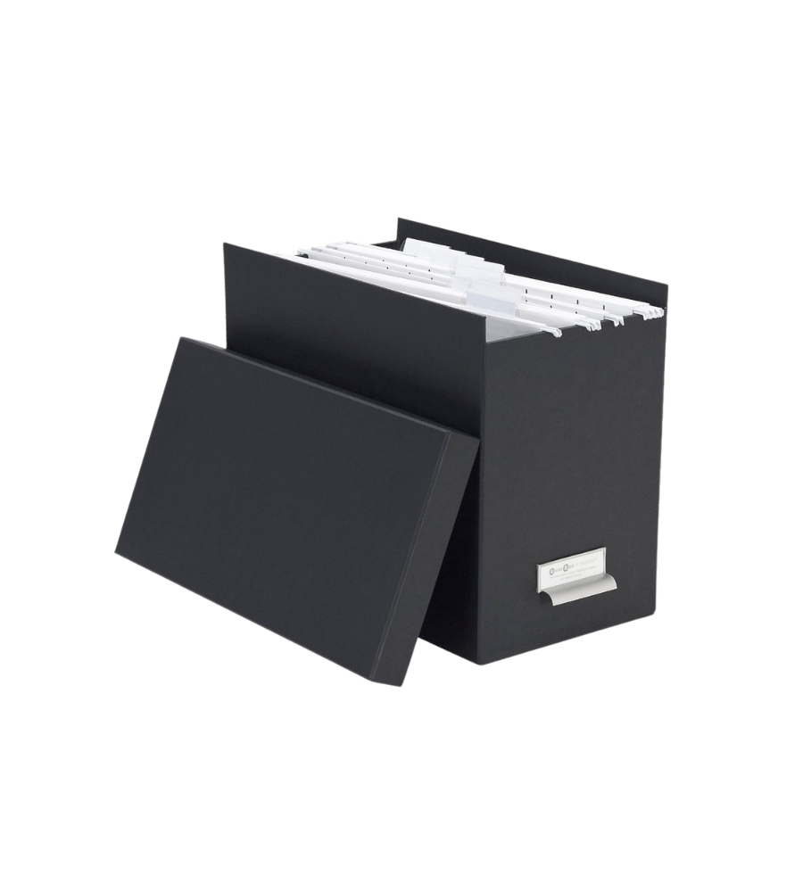 De Bigso JOHAN hangmappenbox in donkergrijs, hier met het deksel eraf, biedt ruimte aan meerdere A4-hangmappen, die van elkaar worden gescheiden door witte tabbladen, en heeft een metalen etikethouder voor een efficiënte documentorganisatie.