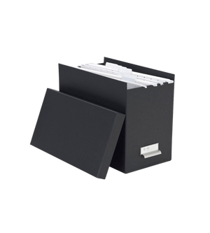 De Bigso JOHAN hangmappenbox in donkergrijs, hier met het deksel eraf, biedt ruimte aan meerdere A4-hangmappen, die van elkaar worden gescheiden door witte tabbladen, en heeft een metalen etikethouder voor een efficiënte documentorganisatie.