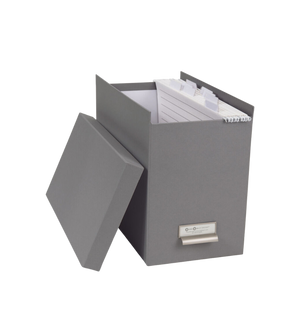 De Bigso JOHAN hangmappenbox in grijs heeft een afneembaar deksel, biedt ruimte aan A4-hangmappen en gelinieerd papier en is voorzien van een metalen etikethouder voor een efficiënte documentorganisatie.