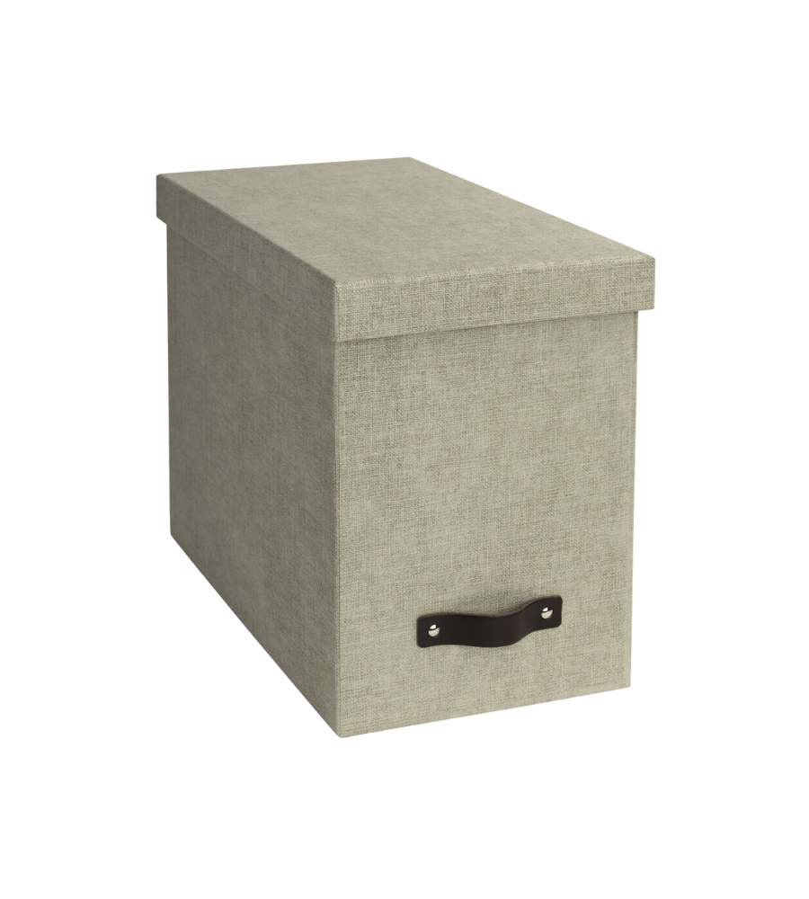 De JOHAN hangmappenbox van Bigso, gemaakt van grijs linnen canvas met een deksel en een zwarte handgreep aan de voorkant, is perfect voor A4-hangmappen en een efficiënte documentorganisatie, afgebeeld op een eenvoudige witte achtergrond.