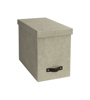 De JOHAN hangmappenbox van Bigso, gemaakt van grijs linnen canvas met een deksel en een zwarte handgreep aan de voorkant, is perfect voor A4-hangmappen en een efficiënte documentorganisatie, afgebeeld op een eenvoudige witte achtergrond.
