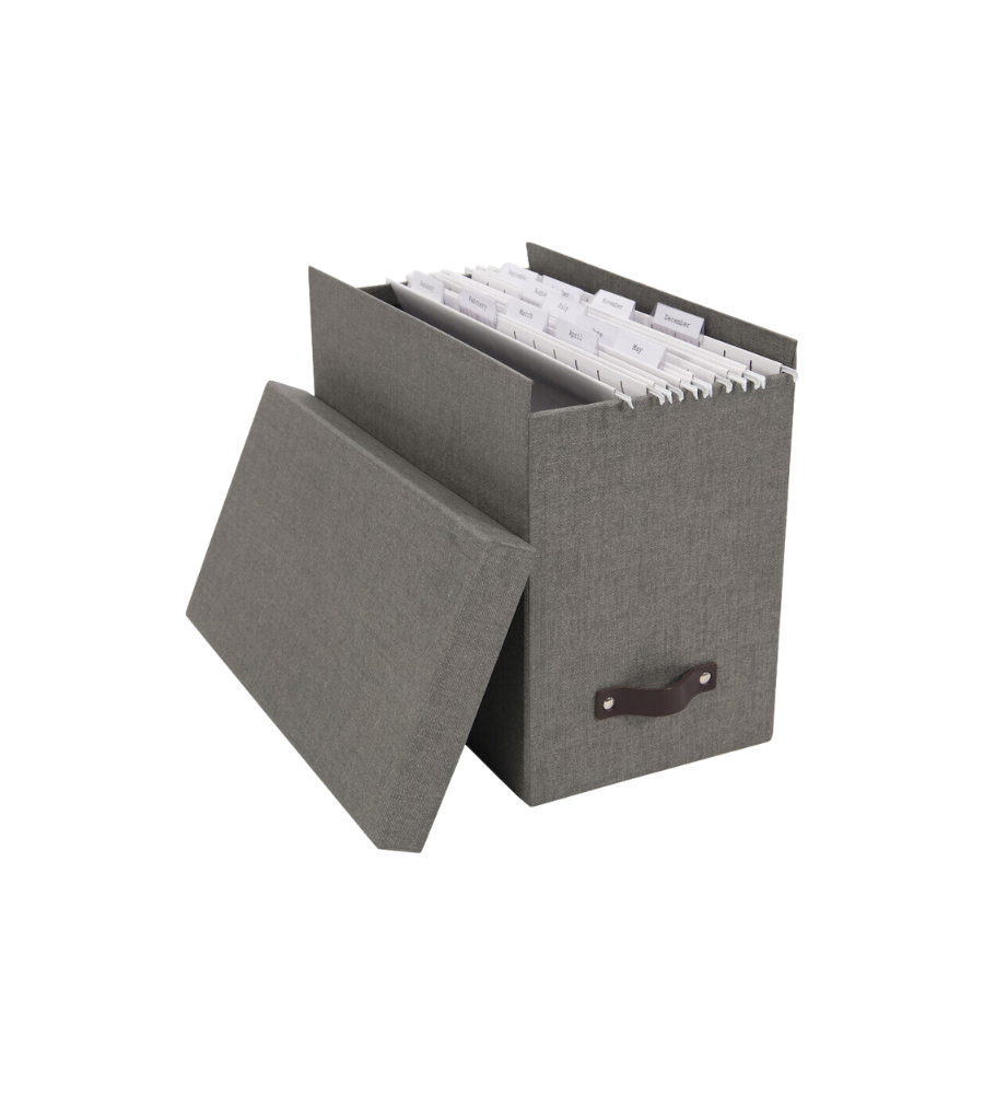 De Bigso JOHAN hangmappenbox van grijs canvas wordt afgebeeld zonder deksel en toont A4-hangmappen met tabbladen voor een efficiënte documentorganisatie; er is een donkere handgreep aan de zijkant, die afsteekt tegen een witte achtergrond.