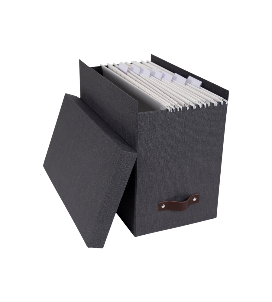 De Bigso JOHAN hangmappenbox van zwart canvas voor A4-documenten heeft een bruine handgreep aan de voorkant, een deksel die daarop rust en meerdere hangmappen met tabbladen aan de binnenkant.