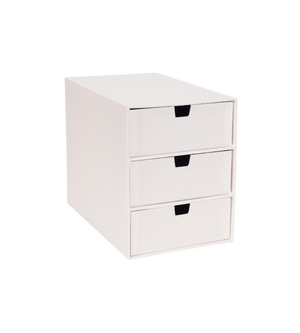 De INGRID-ladekast met 3 vakken van Bigso, in wit karton met zwarte handgrepen, is ideaal voor het organiseren van je kantoor of het opbergen van make-up en wordt gepresenteerd tegen een eenvoudige witte achtergrond.