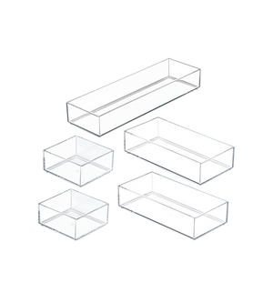 Vijf doorzichtige acrylbakjes uit de iDesign-ladeset CLARITY (5-delig) staan op een witte ondergrond; drie rechthoekige en twee vierkante bakjes bieden tal van opbergmogelijkheden.