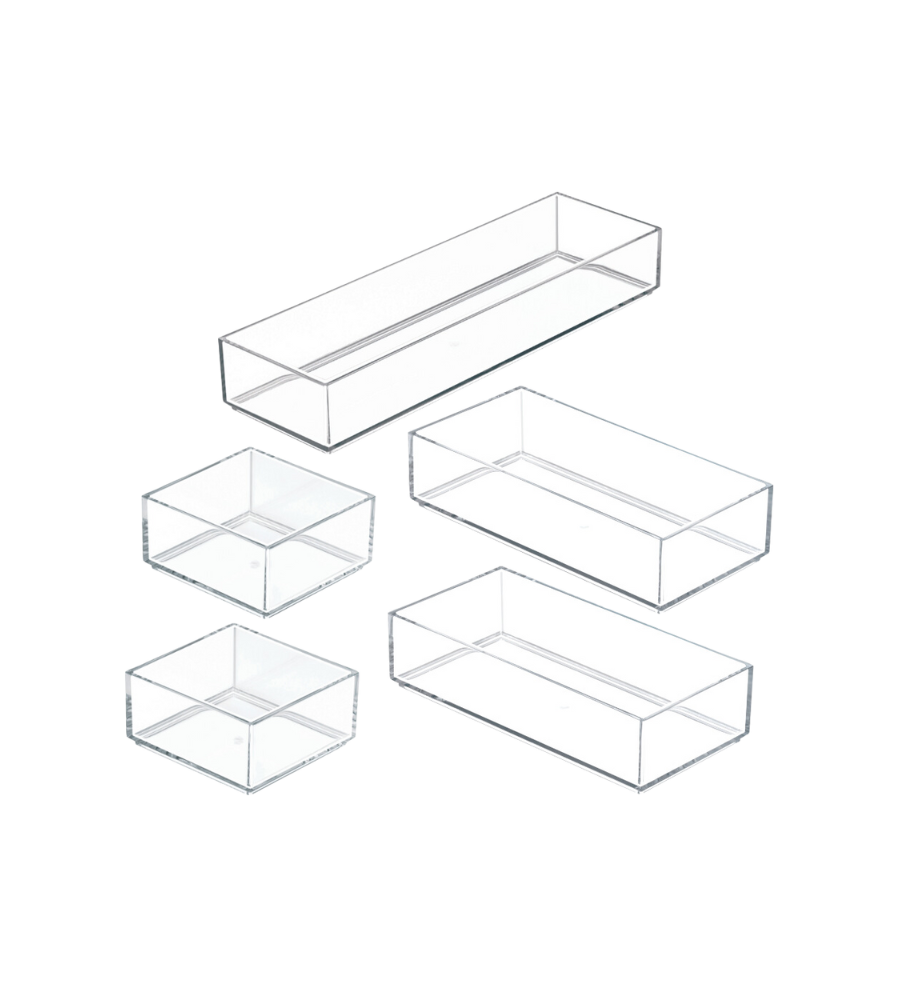 Vijf doorzichtige acrylbakjes uit de iDesign-ladeset CLARITY (5-delig) staan op een witte ondergrond; drie rechthoekige en twee vierkante bakjes bieden tal van opbergmogelijkheden.
