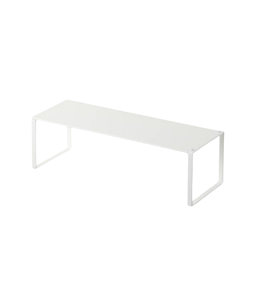 Een witte metalen bank in minimalistische stijl tegen een zwarte achtergrond.