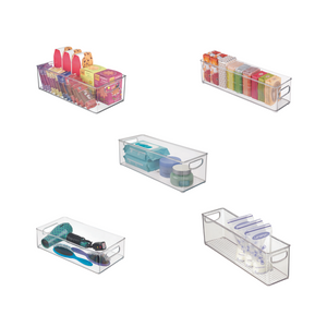 De Five iDesign BINZ opbergbakken, transparant, extra lang en stapelbaar, presenteren opgeruimde huishoudelijke spullen zoals etenswaren, cosmetica, huishoudelijke apparaten en flessen netjes tegen een witte achtergrond.