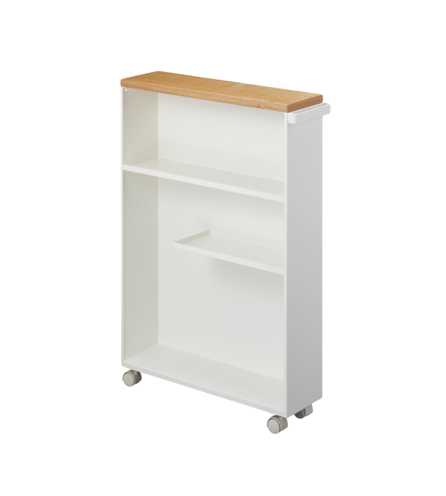 De YAMAZAKI TOWER opbergwagen met handgreep in wit heeft twee legplanken, een lichtgekleurd houten blad en vier kleine wieltjes – ideaal als nisrek om de opbergruimte in de badkamer moeiteloos te maximaliseren.