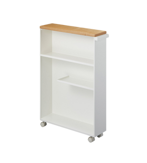 De YAMAZAKI TOWER opbergwagen met handgreep in wit heeft twee legplanken, een lichtgekleurd houten blad en vier kleine wieltjes – ideaal als nisrek om de opbergruimte in de badkamer moeiteloos te maximaliseren.