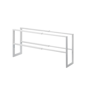 De YAMAZAKI LINE uitschuifbare schoenenrek - Wit is een minimalistisch, wit metalen schoenenrek met twee horizontale stangen en rechthoekige zijsteunen voor wand- of opbouwmontage, en biedt een stijlvolle opbergoplossing. Afgebeeld tegen een eenvoudige witte achtergrond.