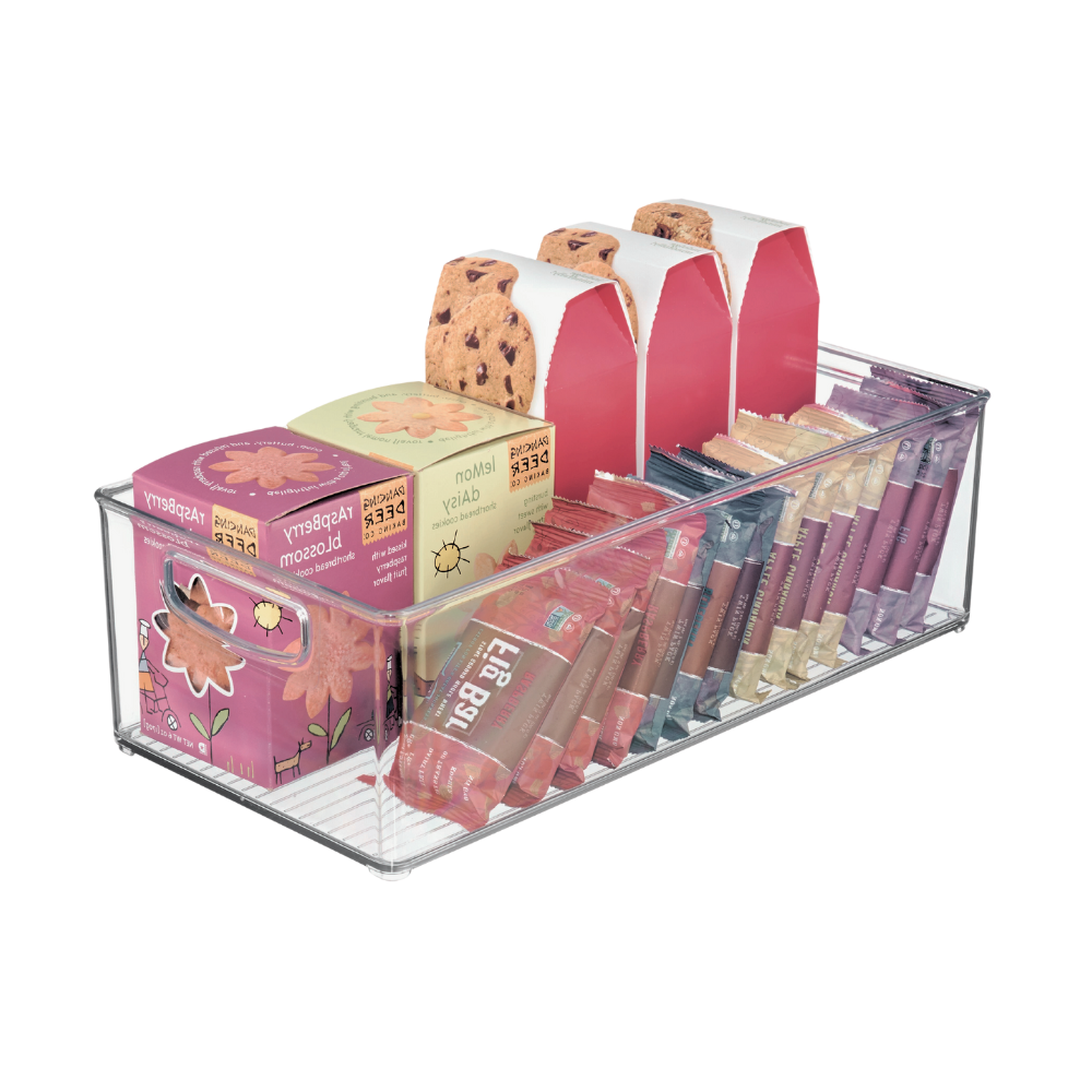 In de extra lange, doorzichtige opbergbak van iDesign BINZ kun je doosjes met frambozenbloesemthee, dozen met chocoladekoekjes, pakjes honingsticks en tubes lipgloss netjes en in keurige rijen bewaren.